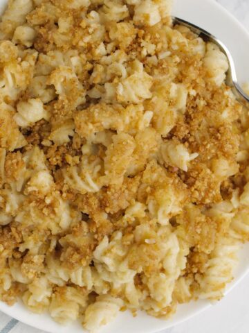 macaroni and cheese with pretzel crust topping.