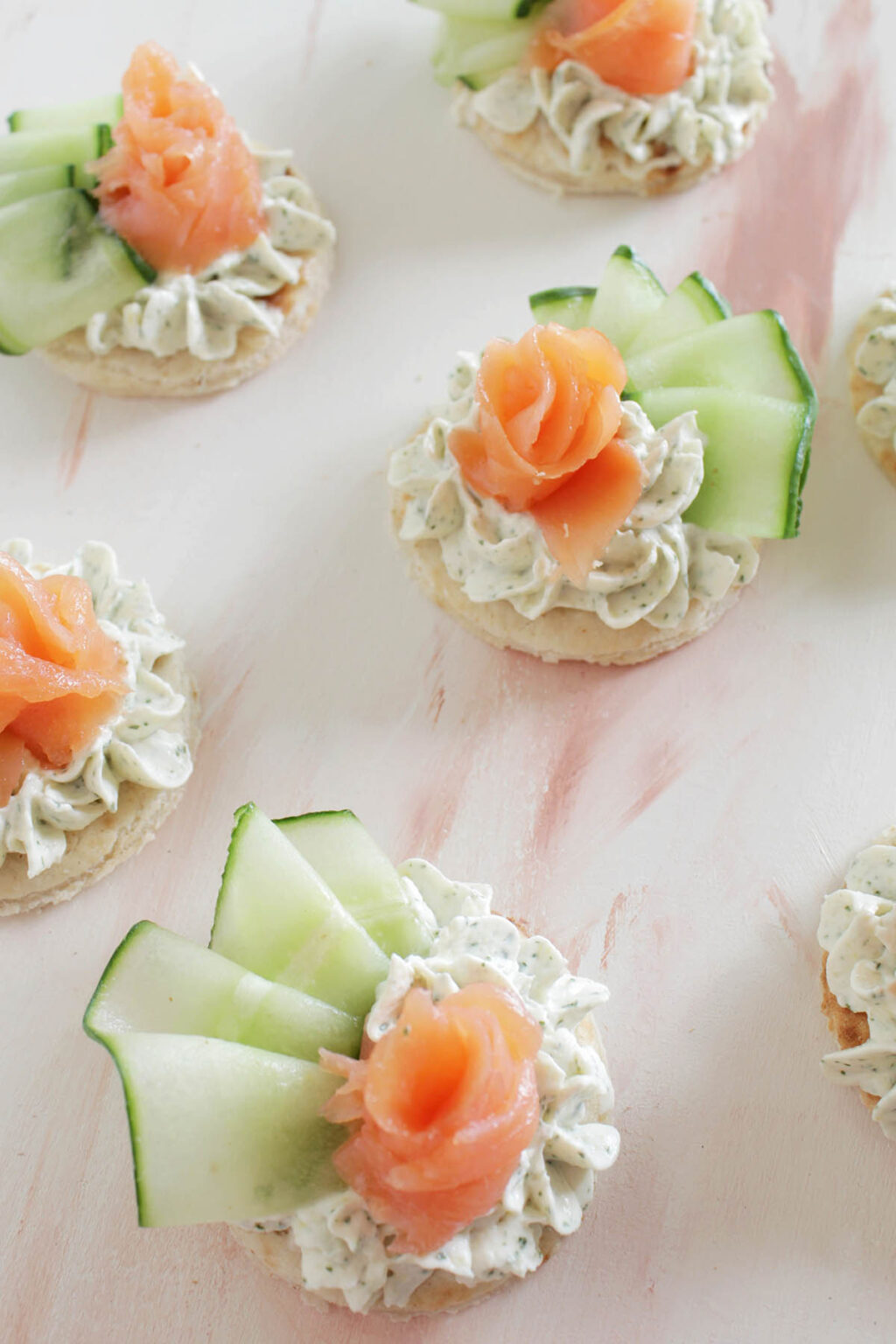 25 Minute Smoked Salmon Canapés With Cucumber - Homebody Eats