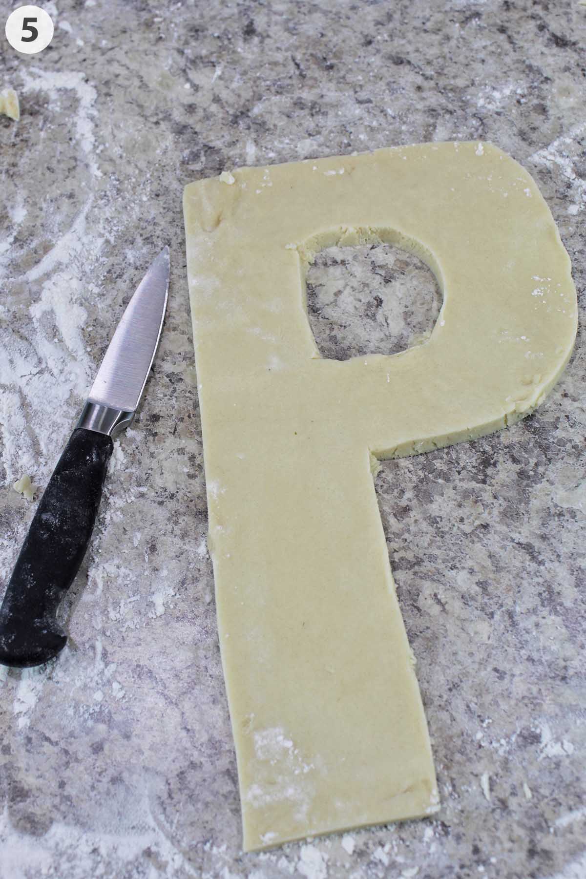 numbered photo showing how to cut shortbread cookie into a P shape.