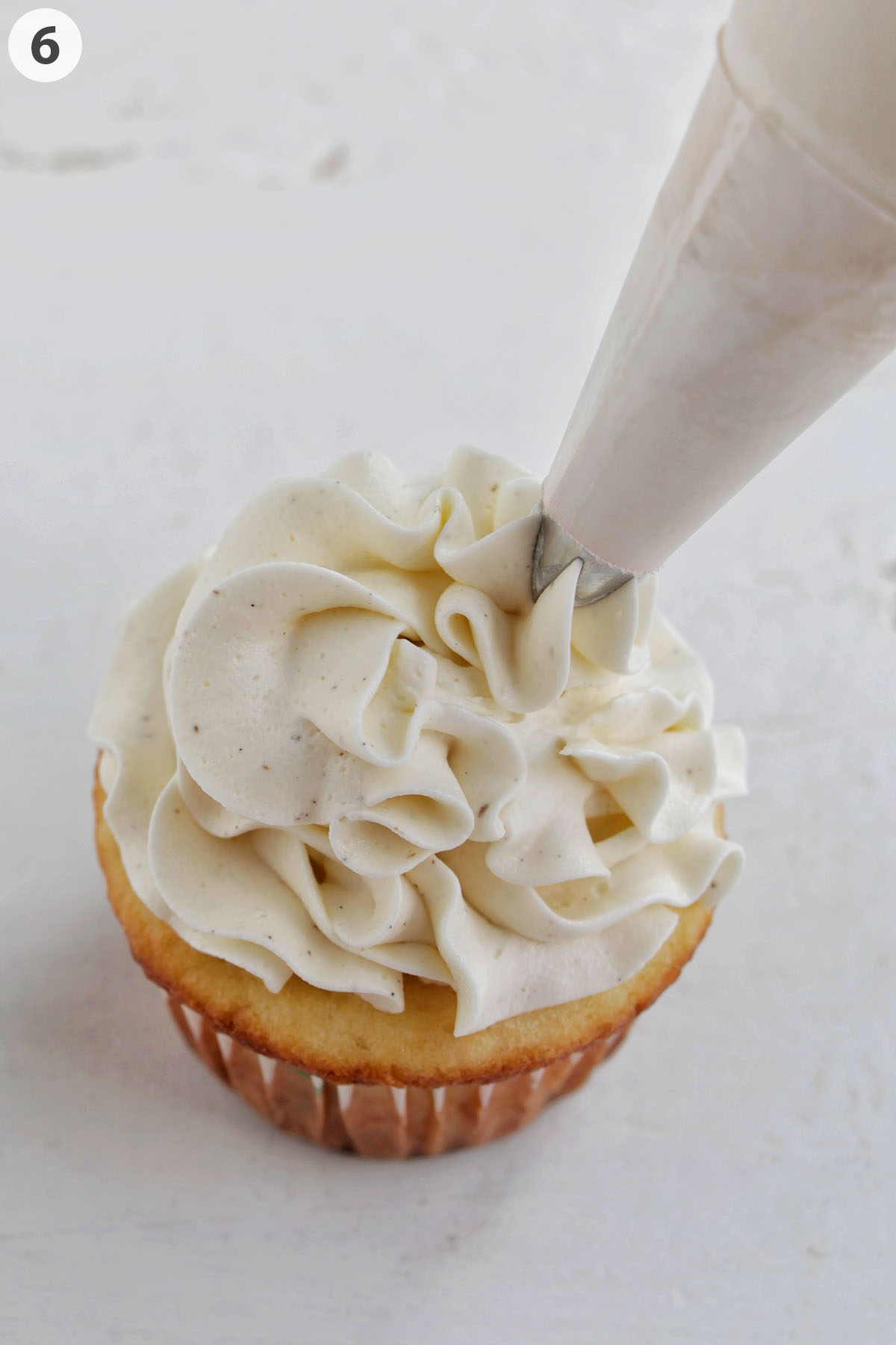 numbered photo showing how to frost a cupcake with vanilla frosting.