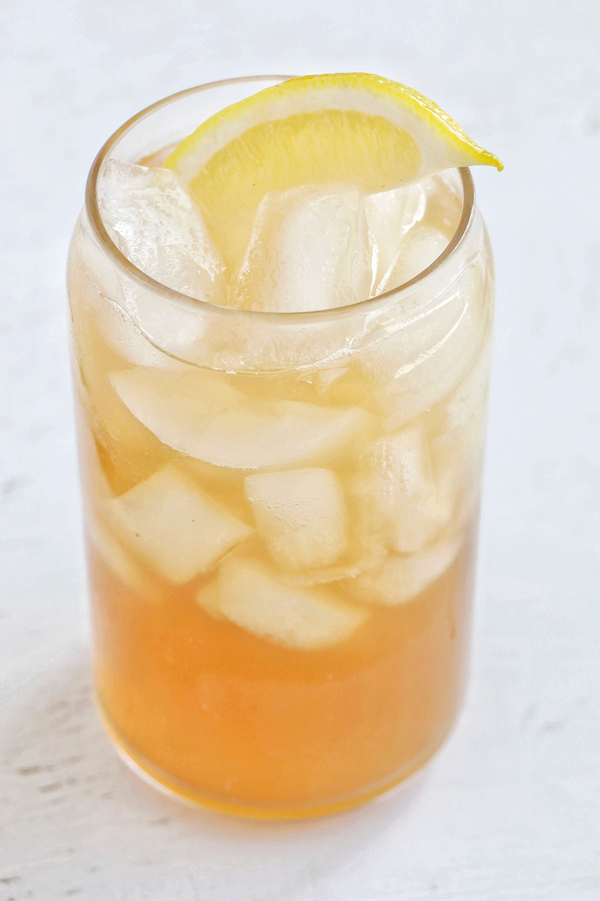 bourbon iced tea drink with lemon garnish.