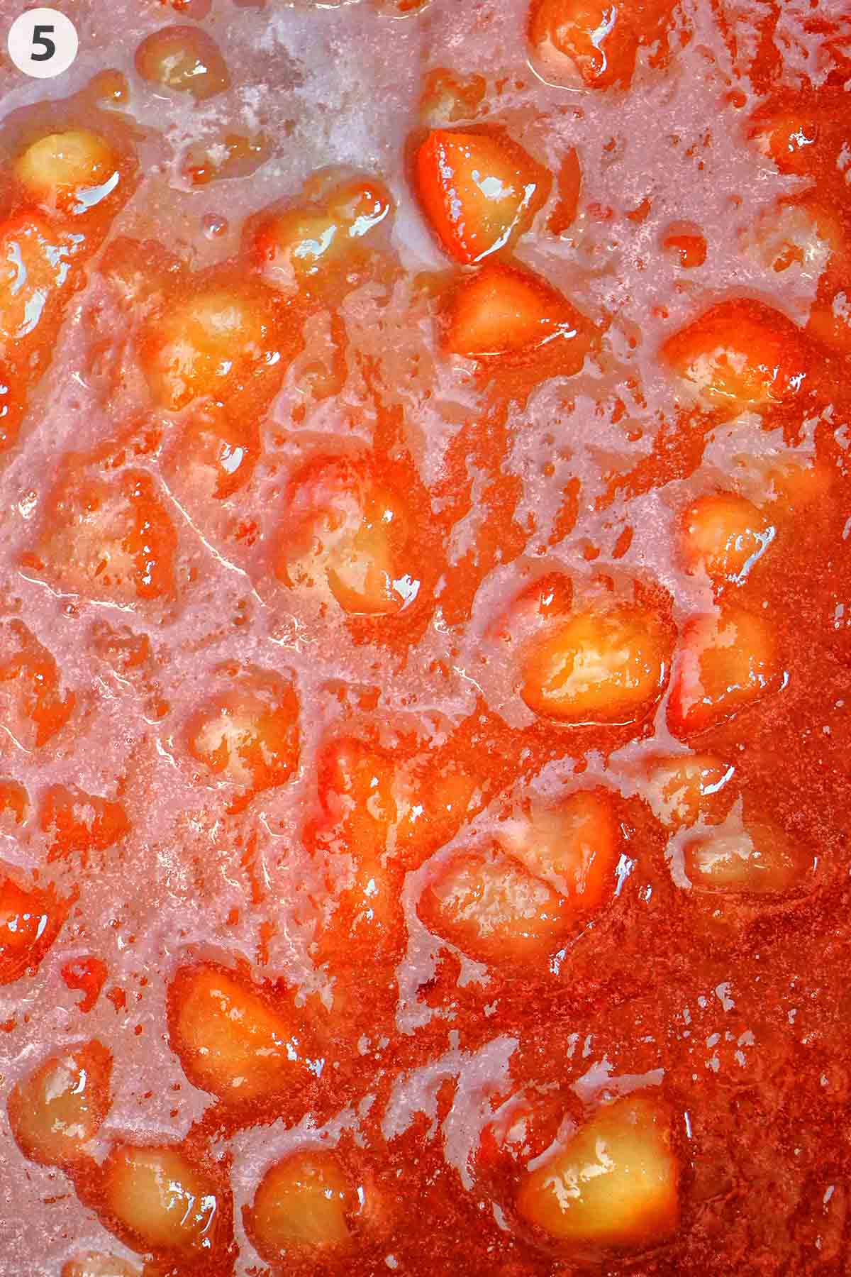 numbered photo of cooked plum jam.